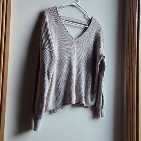 Hippie Rose Beige V-Neck Open Back Detail Sweater Size Medium - Picture 2 of 11